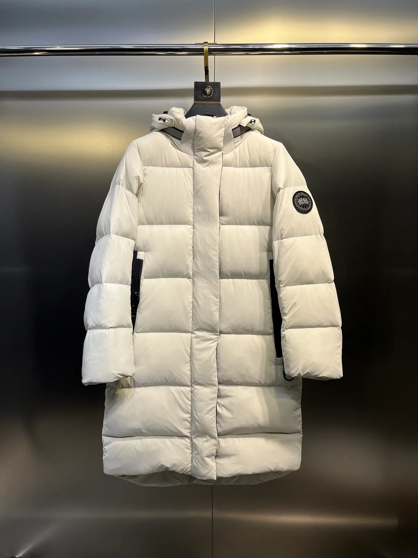 P1100 Canada Goose 🌟Canada Goose🇨🇦 Unisex down jacket, couple style, imported 90% duck down, collar is Canadian wild coyote hair, checkered double-layer inner liner with no velvet, thick velvet filling, level 5 cold protection, only one goose is needed to prevent freezing in winter, the stitching is perfect! I will buy another version this year, all accessories and materials will follow the original size: xs-xxl